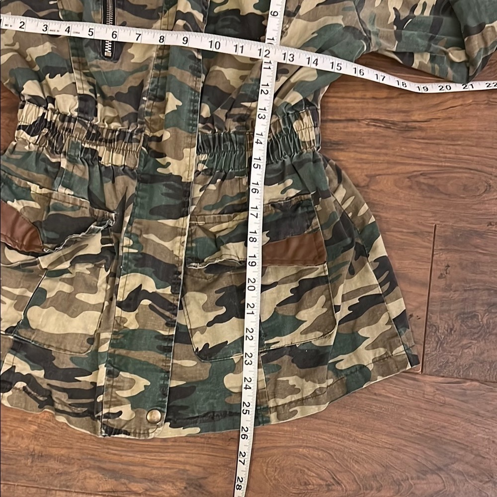 Camouflage Green and Brown Utility Jacket with Collared Neckline and hood - Picture 11 of 11